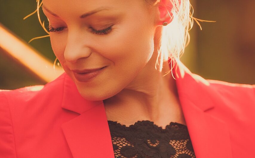 Elegancki komplet damski plus size maskujący mankamenty figury